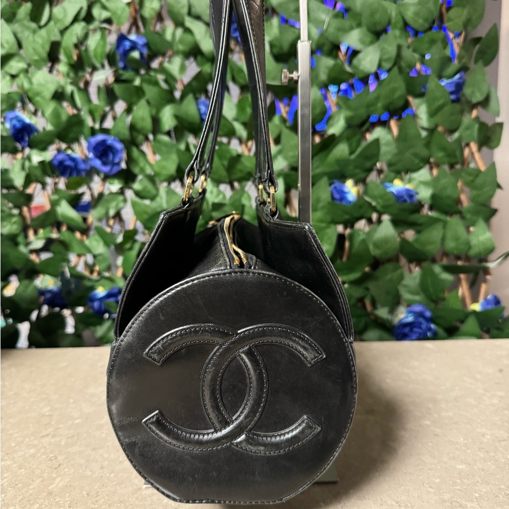 ❌SOLD❌ Chanel Black Leather Chocolate Bar Barrel Bag - Picture 3 of 7